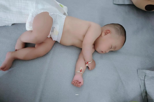 湘阴宝宝胳膊上起红疙瘩